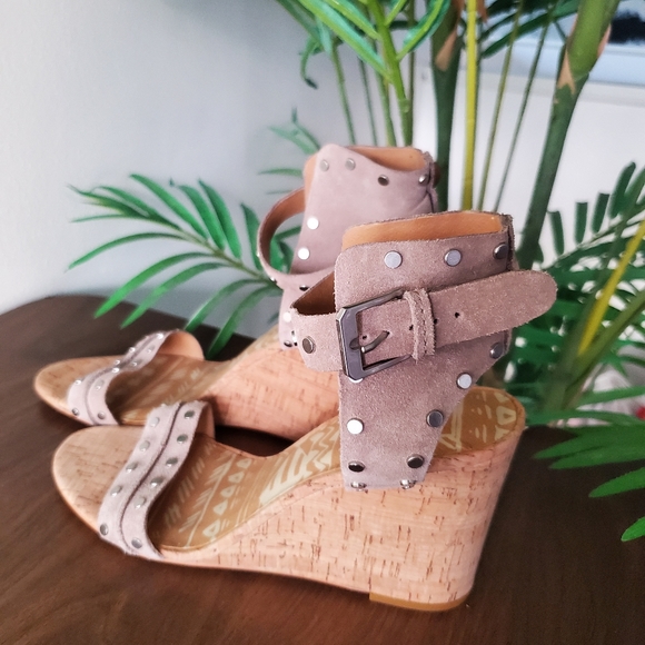 NEW🔥 Dolce Vita Stud Suede Wedge (Taupe) Sz 10 - Picture 2 of 10